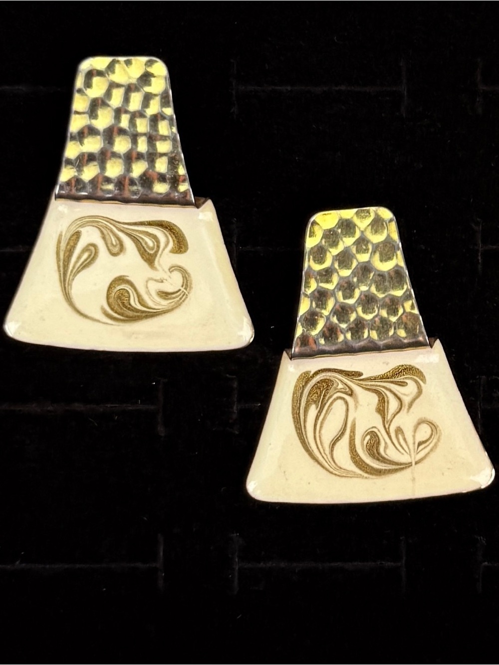 Lightweight goldtone and cream costume interesting pierced earrings
